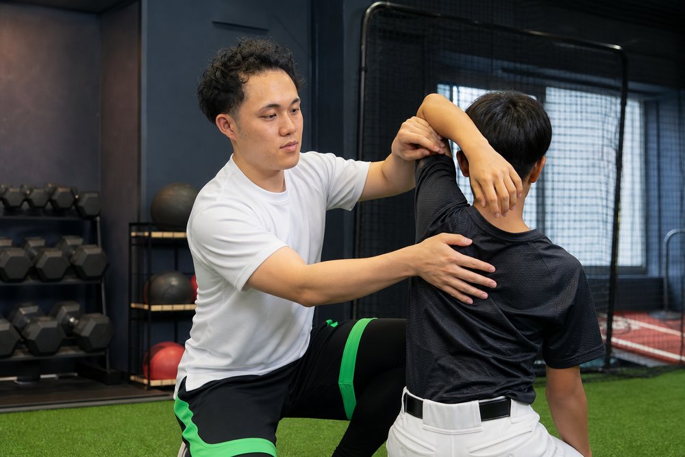 野球選手の肩の可動域を評価するRAI ISHISAKA
