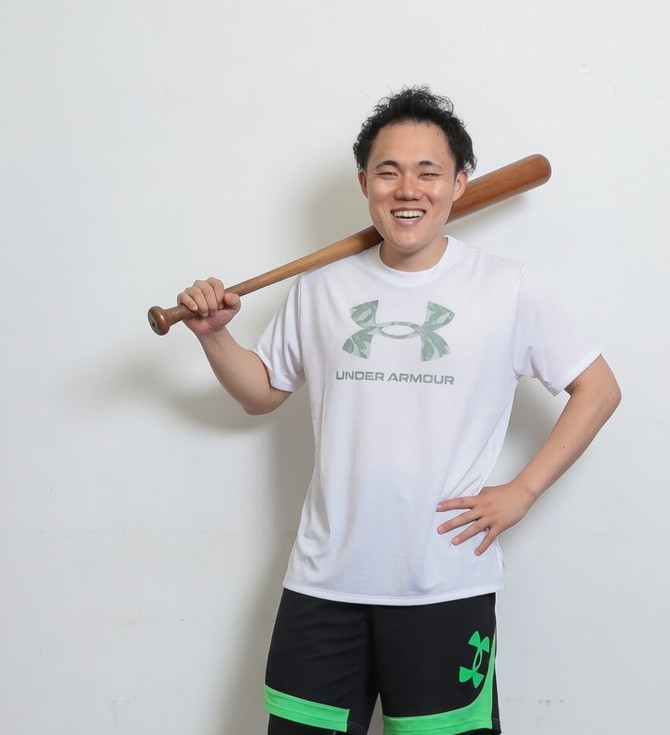 バットを肩に担ぐ野球パフォーマンスコーチ RAI ISHISAKA
